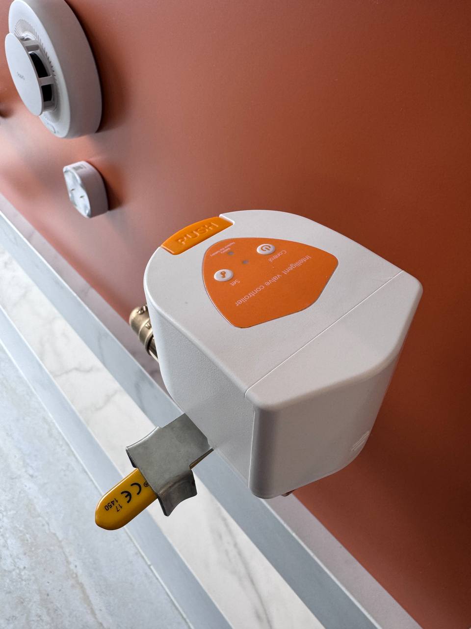 Автоматичен клапан за спиране на вода при теч